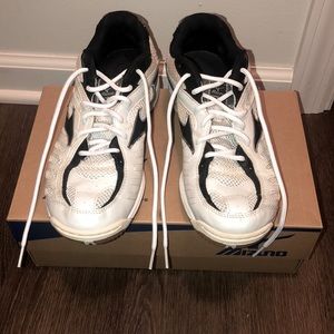 Mizuno Womens White Volleyball shoes - Size 10